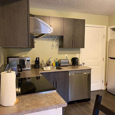 1 Bedroom Suite In Langford. Вікторія Екстер'єр фото