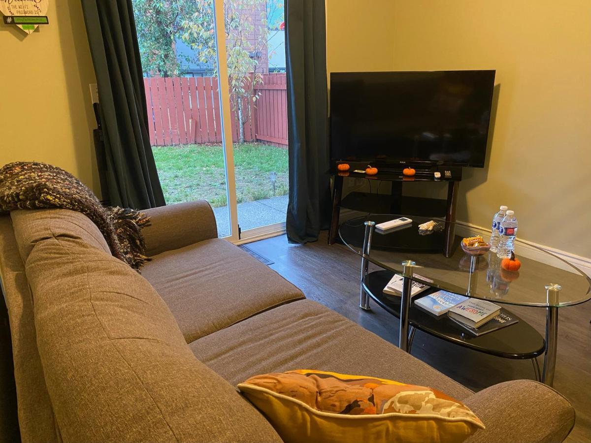 1 Bedroom Suite In Langford. Вікторія Екстер'єр фото
